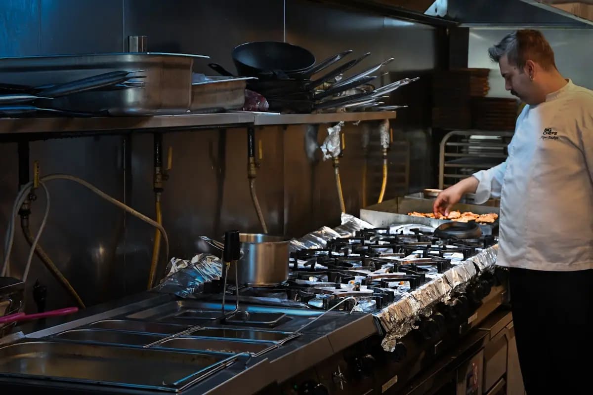 Chef cocinando en una cocina comercial profesional