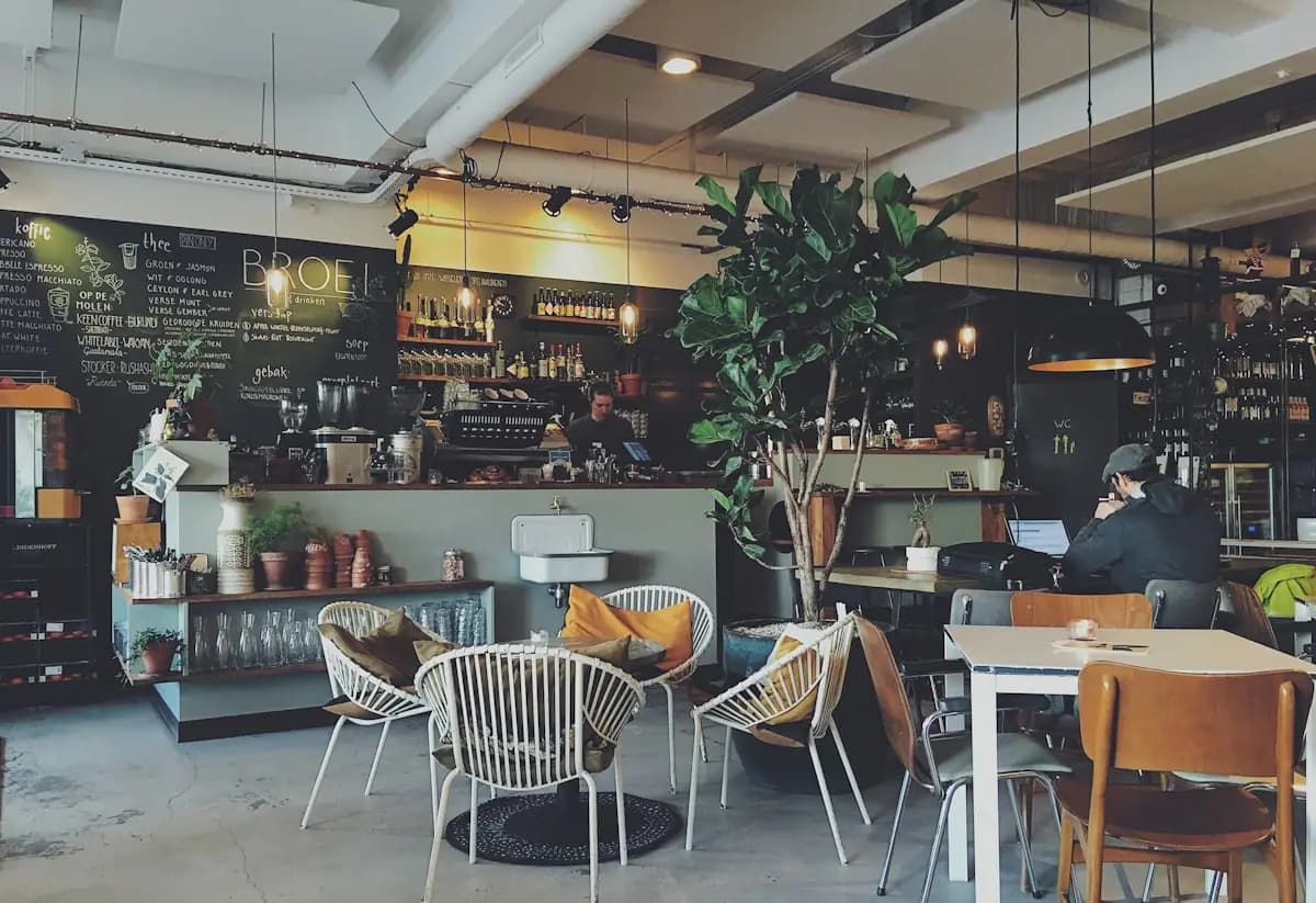 Interior de una cafetería acogedora con barra de café