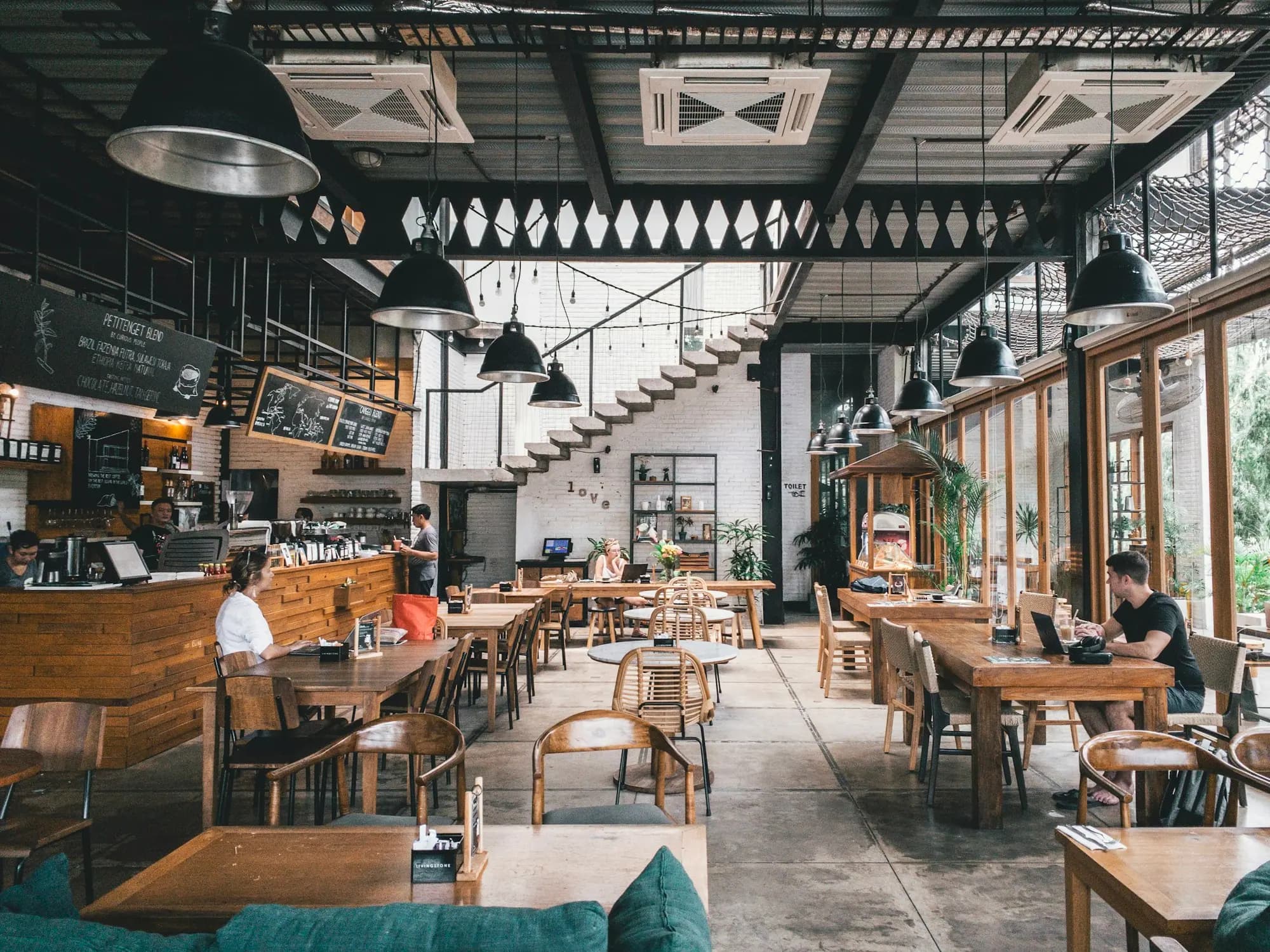 Equipo de un local gastronómico atendiendo la barra en pleno servicio