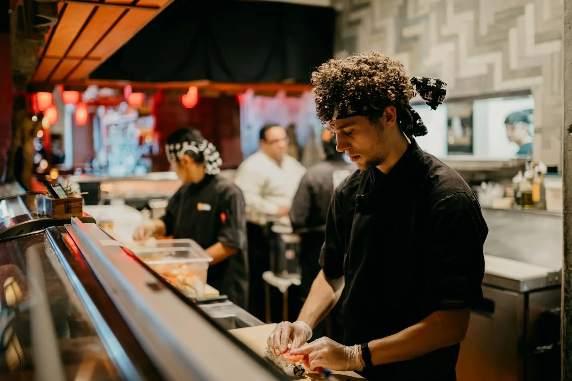Equipo de campo de un restaurante trabajando en su puesto durante el servicio